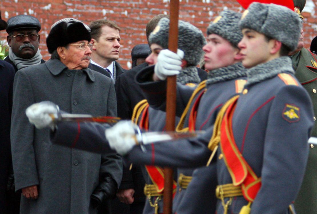 2009: el presidente cubano Raúl Castro (i) inspecciona la marcha de los guardias de honor rusos durante una ceremonia de ofrendas florales en la Tumba del Soldado Desconocido en Moscú el 30 de enero