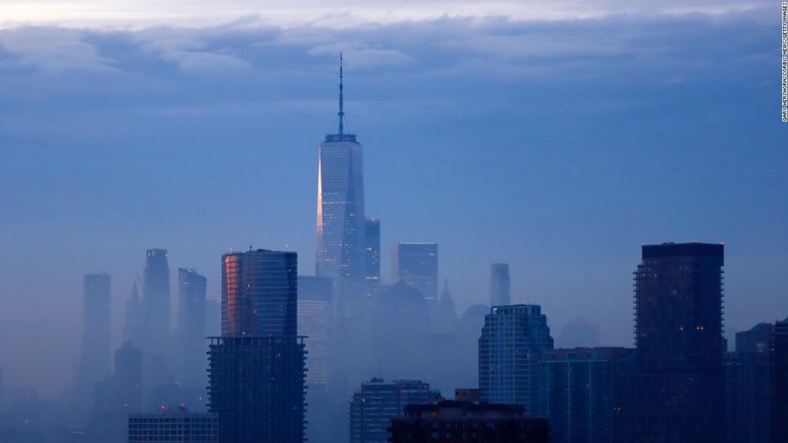 La niebla cubre el horizonte del bajo Manhattan el 25 de enero visto desde Jersey City, Nueva Jersey.