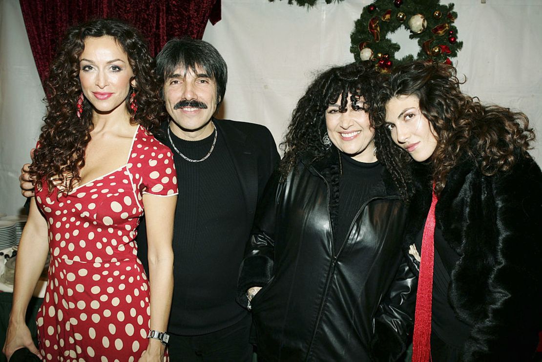 La actriz Sofia Milos y los músicos Diego Verdaguer, Amanda Miguel y Ana Victoria posan entre bastidores durante "An Evening of Holiday Joy", de la Iglesia de la cienciología, a beneficio de la Liga de Actividades Policiales de Hollywood en el Centro Internacional de Celebridades de la Iglesia de cienciología, el 3 de diciembre de 2005, en Hollywood, California.