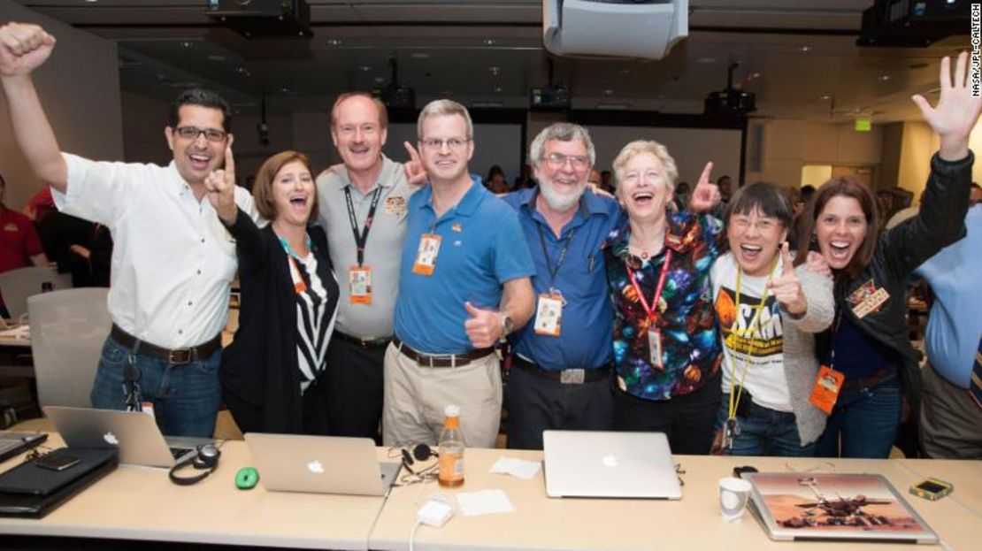 Laurie Leshin (segunda desde la izquierda) celebra el aterrizaje del rover Curiosity el 5 de agosto de 2012. Leshin es coinvestigadora de dos de los instrumentos del rover.