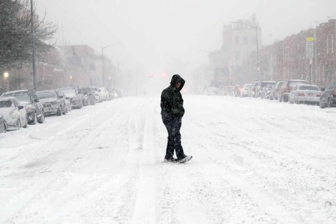 La gente camina por Brooklyn en las horas previas al amanecer cuando una tormenta de invierno trae fuertes nevadas, temperaturas bajo cero y vientos fuertes en el área el 29 de enero de 2022 en la ciudad de Nueva York.