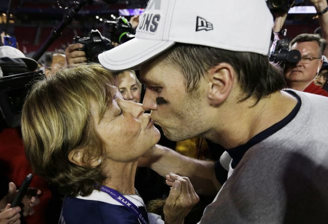 Brady besa a su madre, Galynn, después de que los Patriots derrotaran a Seattle por su cuarto título de Super Bowl en febrero de 2015. David J. Phillip/AP