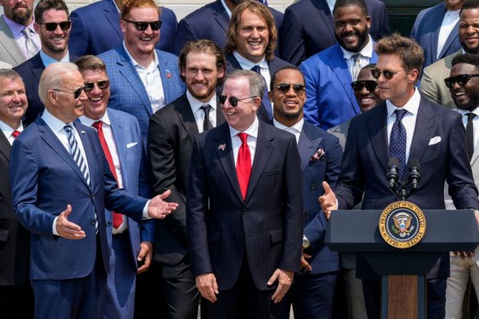 El presidente Joe Biden se ríe de una broma hecha por Brady, quien visitó la Casa Blanca junto con sus compañeros de equipo de Tampa Bay en julio de 2021. Drew Angerer/Getty Images