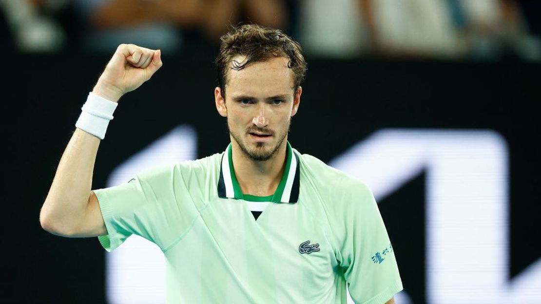 Daniil Medvedev de Rusia reacciona después de ganar un punto en su partido final individual masculino contra Rafael Nadal de España durante el día 14 del Abierto de Australia 2022 en Melbourne Park el 30 de enero de 2022 en Melbourne, Australia. Crédito: Daniel Pockett/Getty Images