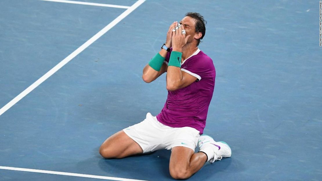 Rafael Nadal cae de rodillas tras ganar el Abierto de Australia.