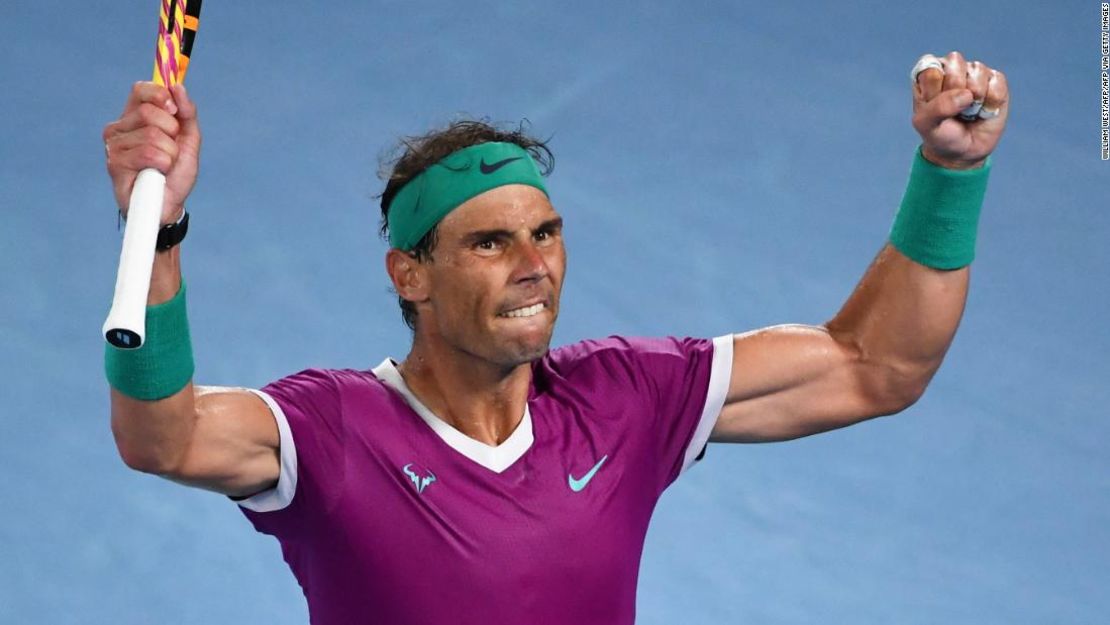 Rafael Nadal se lleva a la multitud después de un golpe ganador.