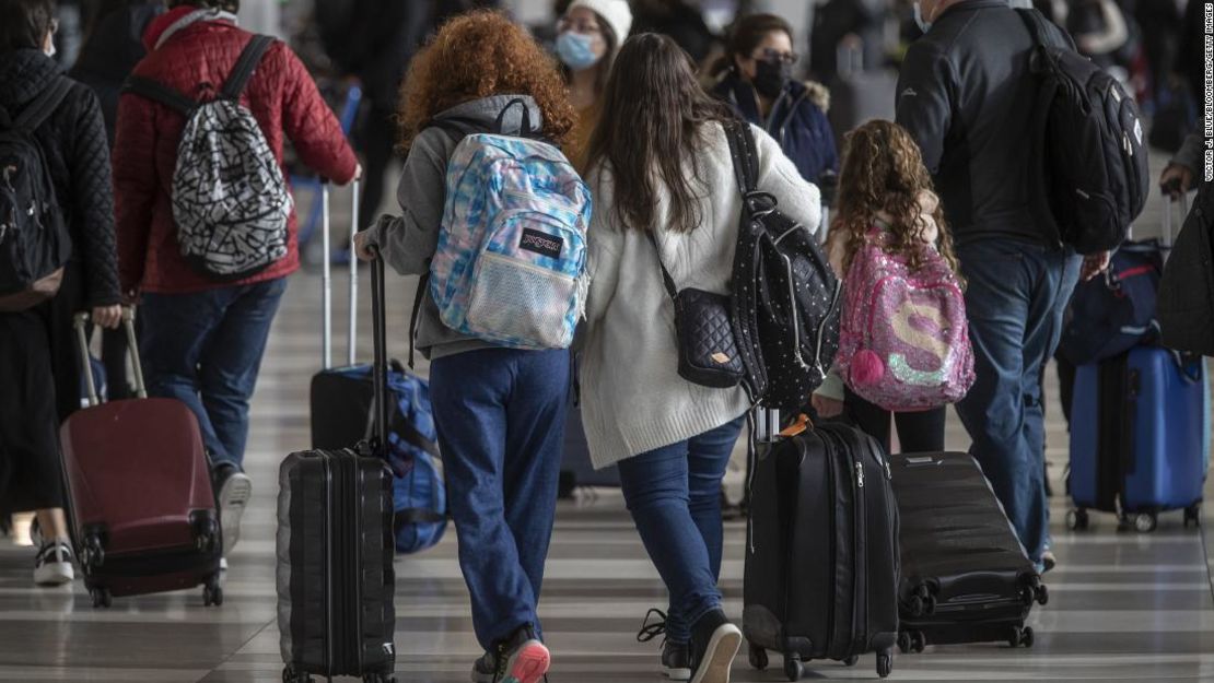 Jóvenes viajeros en el Aeropuerto LaGuardia en Queens, Nueva York, el 21 de diciembre de 2021.