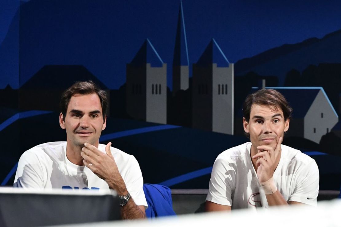 Roger Federer y Rafael Nadal ven un partido durante el torneo de tenis Laver Cup 2019 en Ginebra, el 20 de septiembre de 2019. Crédito: FABRICE COFFRINI/AFP vía Getty Images