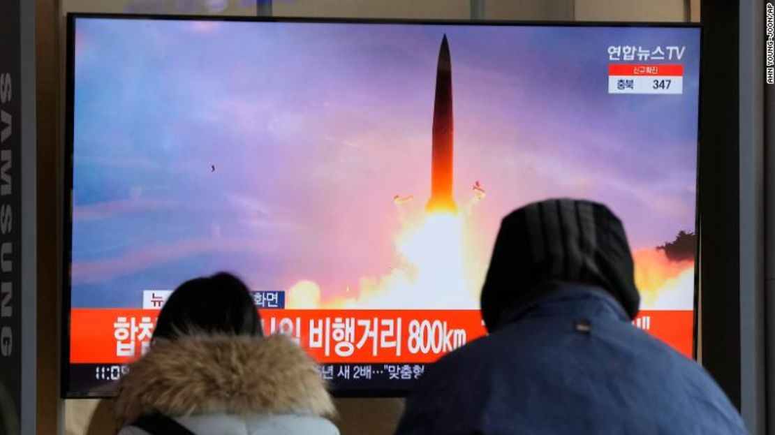 La gente mira un televisor que muestra una imagen de archivo del lanzamiento de un misil de Corea del Norte durante un programa de noticias en la estación de tren en Seúl, Corea del Sur, el domingo 30 de enero de 2022.