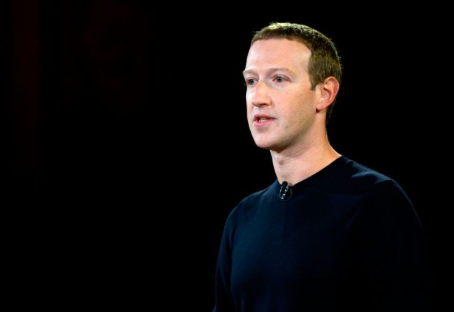 Mark Zuckerberg es el fundador y CEO de Facebook, la mayor red social del internet que comenzó en 2004 desde el dormitorio de Harvard del propio Zuckerberg como un directorio en línea para conectar a universitarios. La red social tenía en septiembre de 2021 2.910 millones de usuarios activos mensuales en todo el mundo.