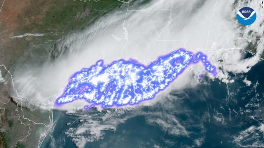 Imágenes de relámpagos sobre el sur de Estados Unidos que muestran el rayo un horizontal más largo registrado a través del Geostationary Lightning Mapper.