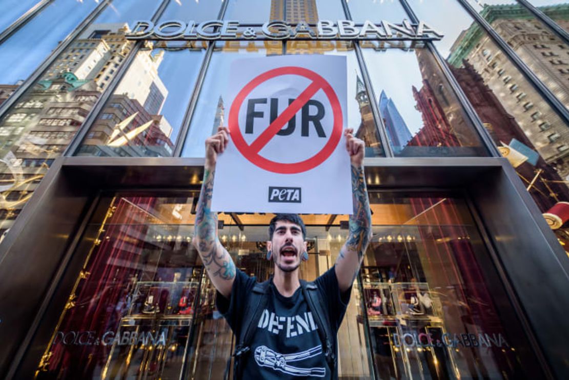 Un manifestante frente a una tienda de Dolce & Gabbana en Nueva York en 2019. Crédito: Erik McGregor/LightRocket/Getty Images