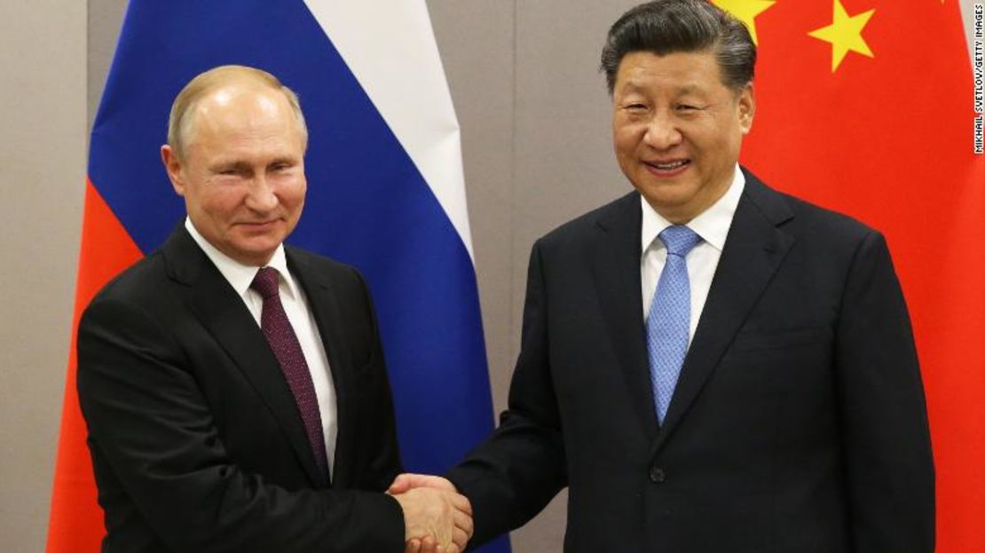 El presidente de Rusia Vladimir Putin (izq.) saluda al presidente de China Xi Jinping (der.) durante una reunión bilateral el 13 de noviembre de 2019 en Brasilia, Brasil.