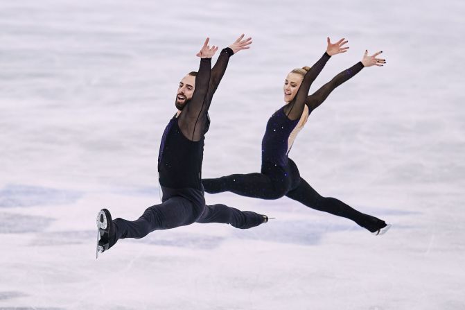 Timothy LeDuc (Estados Unidos) — LeDuc, de 31 años, se convertirá en el primer atleta abiertamente no binario en competir en unos Juegos Olímpicos de Invierno. LeDuc competirá en patinaje artístico por parejas junto a Ashley Cain-Gribble, de 26 años, y los atuendos de las campeonas estadounidenses desafían los estereotipos de género. “Mi esperanza es que la narrativa cambie más a que las personas queer puedan ser abiertas y exitosas en los deportes”, dijo LeDuc recientemente. "Siempre hemos estado aquí, siempre hemos sido parte de los deportes. Simplemente no siempre hemos podido estar abiertos".