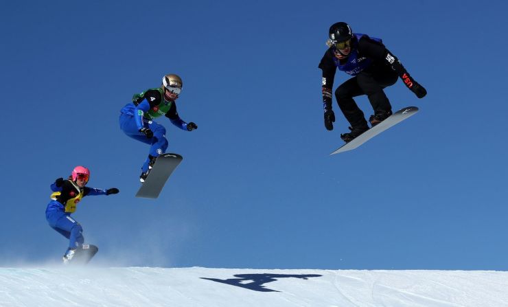 Lindsey Jacobellis (Estados Unidos) — Jacobellis, a la derecha, se dirige a sus quintos Juegos Olímpicos a los 36 años, y todavía está buscando esa escurridiza medalla de oro en snowboard cross. Jacobellis tenía la medalla de oro en la bolsa en 2006 cuando hizo un movimiento de exhibición en un salto y luego se cayó. Terminó con la plata y se encogió de hombros al terminar, diciendo: "Hacer snowboard es divertido. Me estaba divirtiendo".