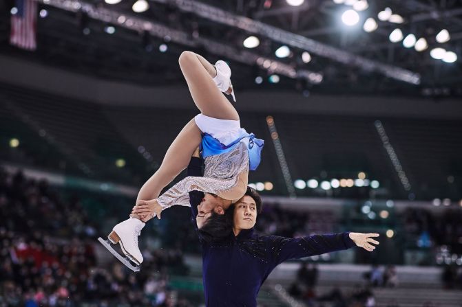 Sui Wenjing y Han Cong (China) — Sui y Han, una de las mejores parejas de patinaje artístico del mundo, estarán entre las mejores esperanzas de la nación anfitriona de una medalla de oro. Perdieron por solo 0,43 puntos hace cuatro años, terminando con medalla de plata. Se recuperaron con el oro en el Campeonato Mundial de 2019.