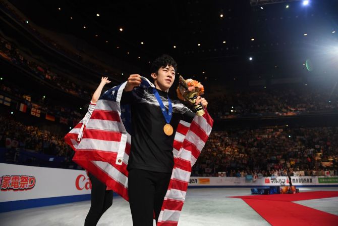 Nathan Chen (Estados Unidos) — Si alguien es el favorito para acabar con el reinado de Yuzuru Hanyu en el patinaje artístico masculino es el deportista de 22 años. Chen, que ha ganado tres títulos mundiales consecutivos. Se esperaba que Chen, el primer patinador en realizar cinco saltos cuádruples en una rutina, compitiera por el oro en los Juegos Olímpicos de 2018, pero tropezó en el programa corto y terminó en un decepcionante quinto lugar.