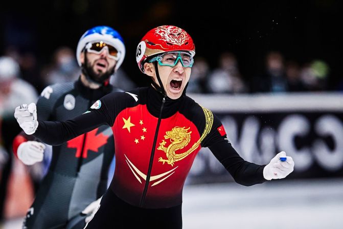 Wu Dajing (China) — Wu ganó la única medalla de oro de China en el Juegos Olímpicos de 2018, rompiendo el récord mundial en la carrera de pista corta de 500 metros. Terminó con un tiempo de 39,584 segundos, convirtiéndose en la segunda persona en la historia en patinar la carrera por debajo de los 40 segundos. Wu, de 27 años, ha ganado cuatro medallas olímpicas en su carrera, incluida una de plata en los 500 metros en 2014.