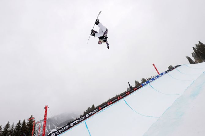 Chloe Kim (Estados Unidos) — Kim, una snowboarder estadounidense, fue una de las estrellas emergentes de los Juegos de Invierno de 2018 , ganando el oro en el medio tubo a la edad de 17 años. Cuatro años más tarde, es la favorita para defender su título. Kim también ganó el oro en los últimos dos campeonatos mundiales.