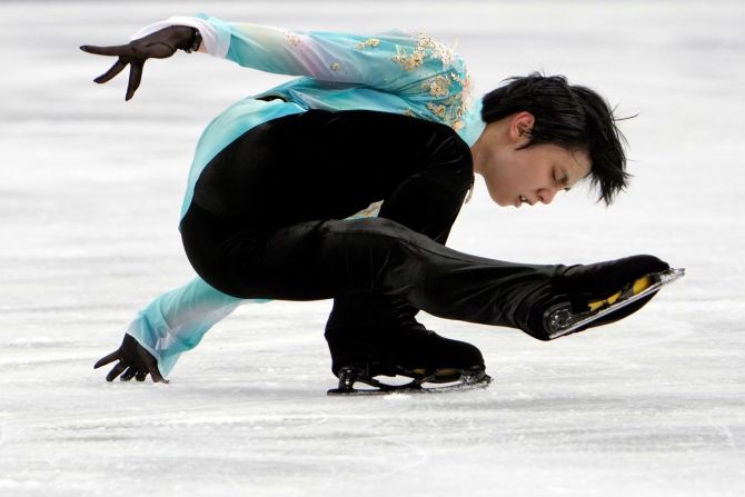 Yuzuru Hanyu (Japón) — Hanyu, uno de los mejores patinadores artísticos masculinos de la historia, busca su tercer oro olímpico consecutivo en individuales. Tenía solo 19 años en los Juegos de Sochi de 2014, donde se convirtió en el campeón olímpico más joven de patinaje artístico desde 1948. También se convirtió en el primer patinador asiático en ganar el título individual masculino. Los fanáticos de Hanyu arrojan osos de Winnie the Pooh al hielo después de su actuación; la tradición comenzó después de que comenzó a llevar una caja de pañuelos con la forma del personaje en 2010.