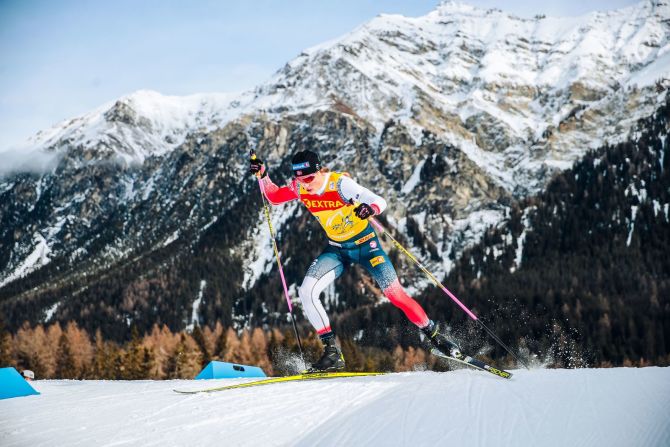 Johannes Høsflot Klæbo (Noruega) — Noruega ha dominado el esquí de fondo en los Juegos Olímpicos. La atleta olímpica de invierno más condecorada de todos los tiempos, Marit Bjørgen, era una esquiadora de fondo de Noruega. Pero se retiró después de los Juegos de 2018, y ahora Klæbo intentará continuar donde lo dejó. El joven de 25 años tuvo un gran comienzo en 2018, ganando tres oros en su debut olímpico en Corea del Sur. También ganó múltiples títulos en los Campeonatos Mundiales más recientes.