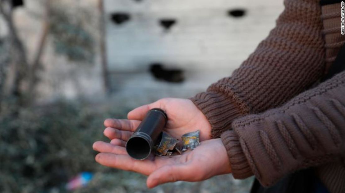 Un niño muestra un casquillo de bala vacío después de la redada en Atmeh contra el líder de ISIS.