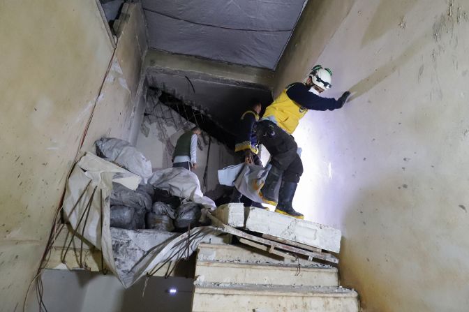 Miembros de la organización Defensa Civil Siria evacúan un cadáver tras la redada en Atmeh.