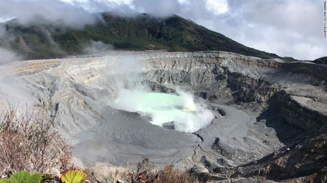 El cráter del volcán Poás y la Laguna Caliente, vistos desde el borde del cráter.