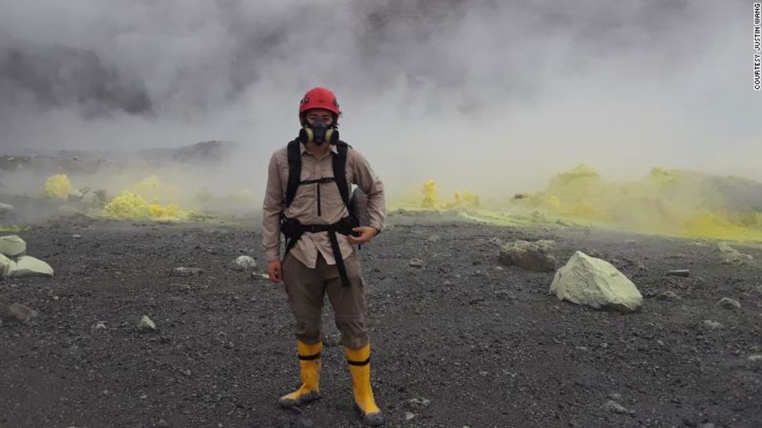 Justin Wang se encuentra junto a las fumarolas en el cráter del volcán Poás durante la investigación de campo en 2019.