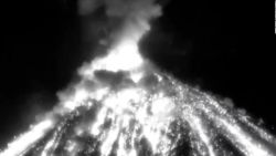 CNNE 1148057 - 5 cosas- volcan de fuego entra en erupcion