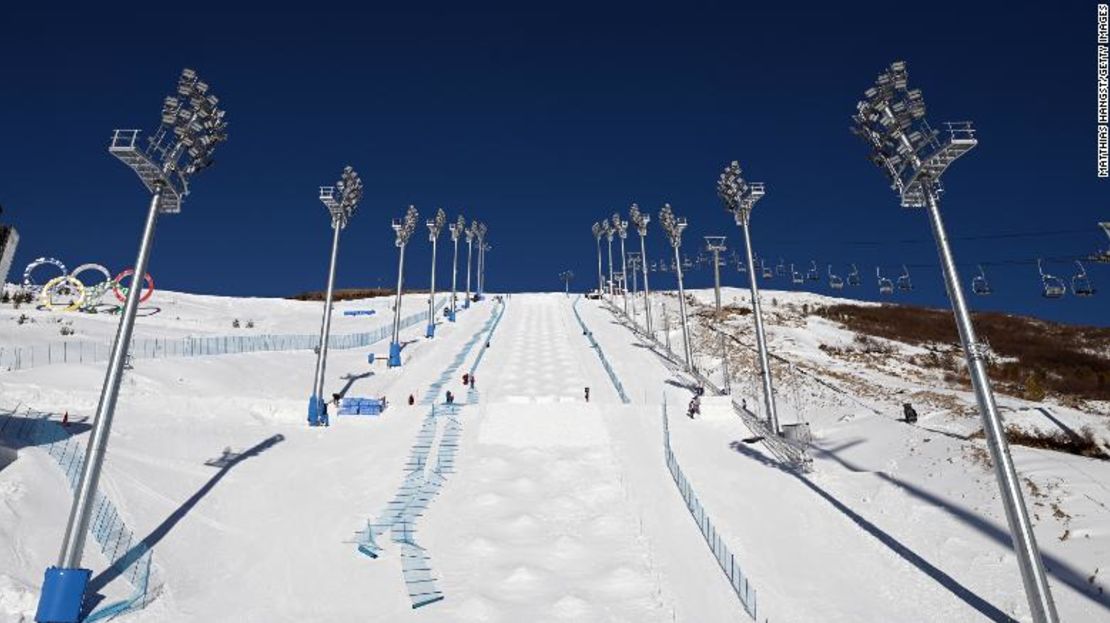 Vista general del recinto de los moguls en el Genting Snow Park de Zhangjiakou, China.