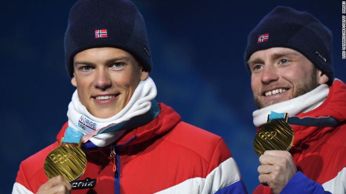 Los noruegos Johannes Høsflot Klæbo y Martin Johnsrud Sundby ganan el oro en el sprint por equipos de cross masculino durante los Juegos de PyeongChang 2018.