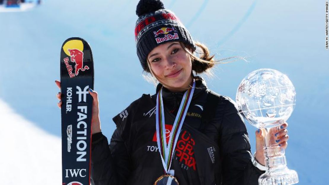 Eileen Gu se coloca en primer lugar en la competición de Freeski Halfpipe femenino en el Toyota U.S. Grand Prix el 8 de enero en Mammoth, California.