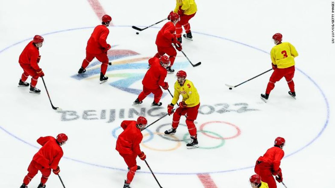 Miembros del equipo masculino de hockey sobre hielo de China asisten a una sesión de entrenamiento en el Estadio Nacional Cubierto el 28 de enero de 2022 en Beijing.