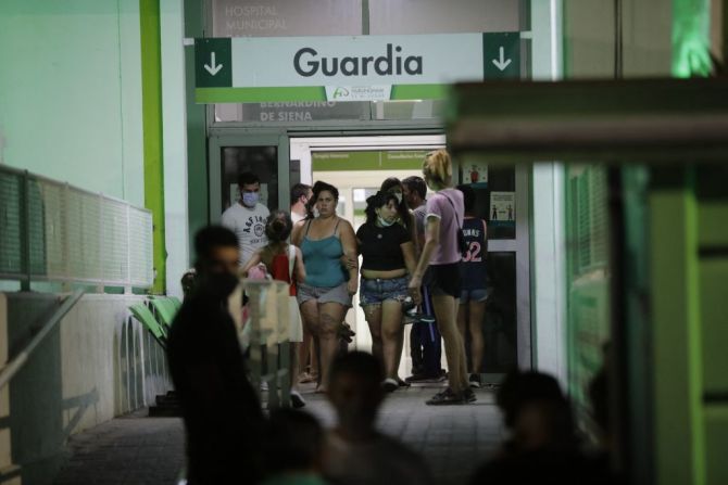 Familiares de personas hospitalizadas después de consumir cocaína cortada con una sustancia tóxica son atendidos en el Hospital San Bernardino en Hurlingham, provincia de Buenos Aires, el 2 de febrero de 2022. -.