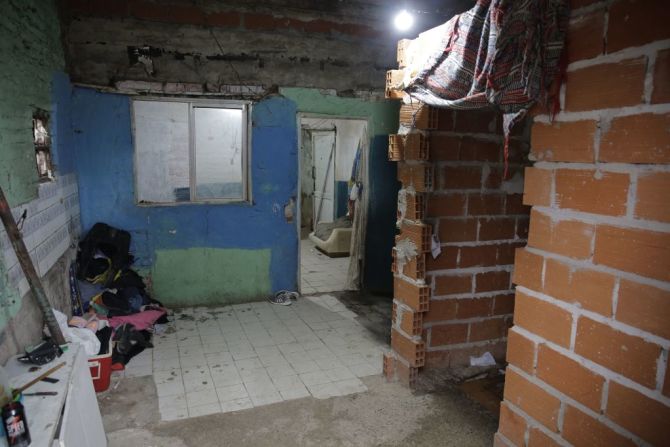 Vista de una casa donde la policía allanó en busca de cocaína adulterada en la urbanización Puerta 8, provincia de Buenos Aires, el 2 de febrero de 2022. -.