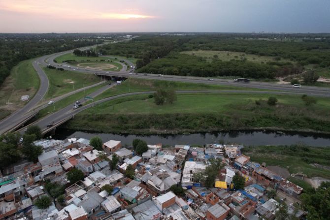 Vista aérea de la favela Puerta 8, provincia de Buenos Aires, el 2 de febrero de 2022 luego de que la policía realizara un allanamiento en busca de cocaína adulterada.