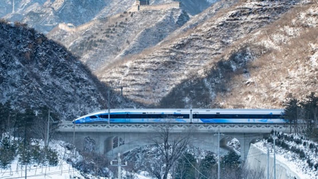 El nuevo tren de alta velocidad Beijing-Zhangjiakou pasa por la sección Juyongguan de la Gran Muralla el 25 de enero de 2022.Jia Tianyong/Servicio de noticias de China/Getty Images