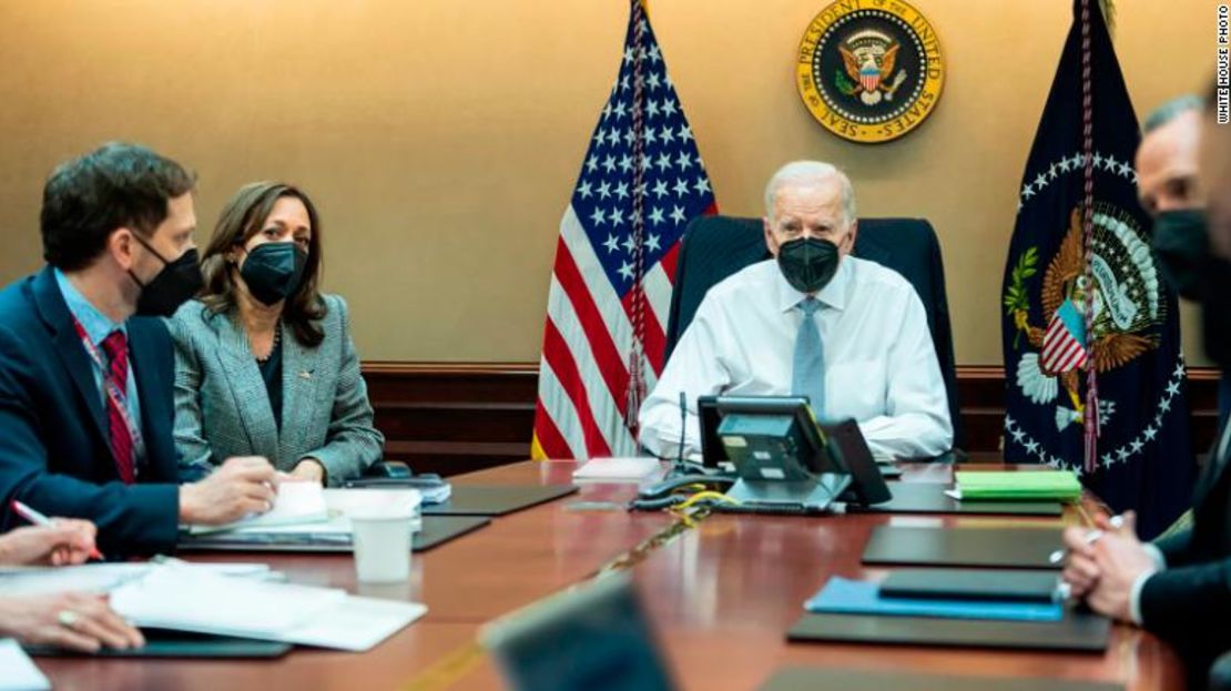 El presidente Biden, la vicepresidenta Kamala Harris y miembros del equipo de Seguridad Nacional del presidente observan la operación antiterrorista responsable de sacar del campo de batalla al líder de ISIS Abu Ibrahim al-Hashimi al-Qurayshi.