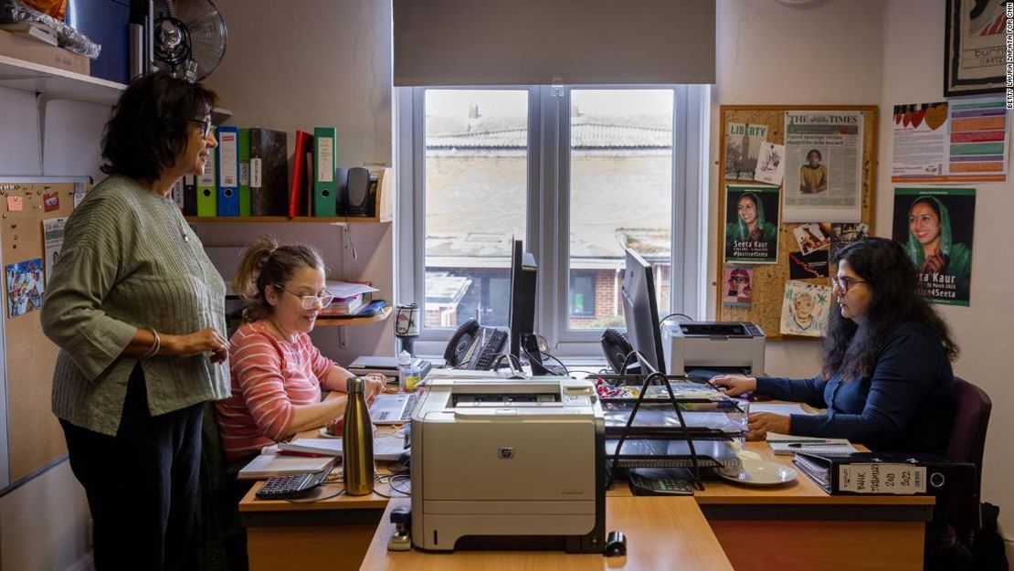 Rahila Gupta, a la izquierda, con sus colegas en las oficinas de Southall Black Sisters, en el oeste de Londres.