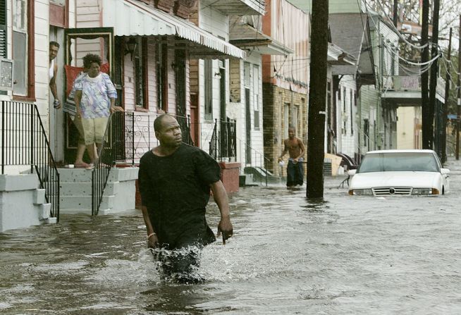 El huracán Katrina tocó tierra el 29 de agosto de 2005 cerca de Nueva Orleans cerca de Grand Isle, Louisiana, como un huracán de categoría 3 con vientos cercanos a los 200 km/h. Con un total de 1.833 muertos, Katrina es considerado uno de los huracanes más devastadores de la historia de Estados Unidos.