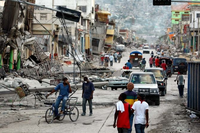 El 12 de enero de 2010 un terremoto de magnitud 7.0 golpeó a 22 km al oeste de Haití, destruyendo la mayor parte de Puerto Príncipe. El terremoto dejó más de 200.000 muertos y 300.000 heridos.