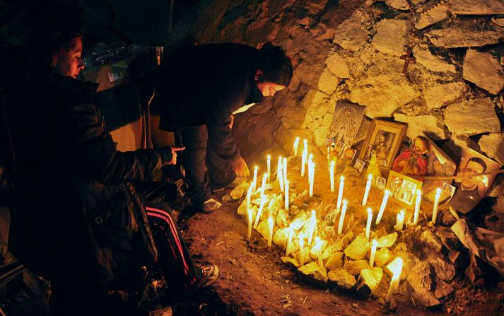 El 5 de agosto de 2010, 33 mineros quedaron atrapados bajo 750 metros de tierra en la mina San José, en la Región de Atacama en Chile, tras un derrumbe. Luego de 70 días fueron rescatados con vida.