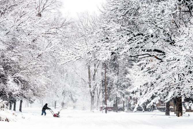 Cory Pacheco usa un soplador de nieve para despejar su camino de entrada en Flint, Michigan.