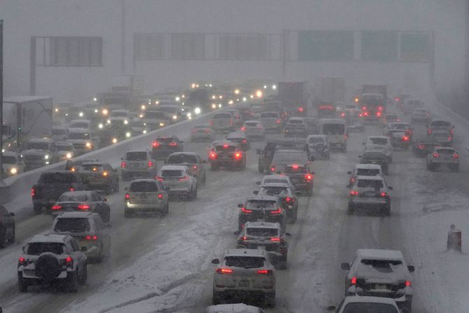 Los automovilistas manejan por la Interestatal 90 en Chicago el 2 de febrero.