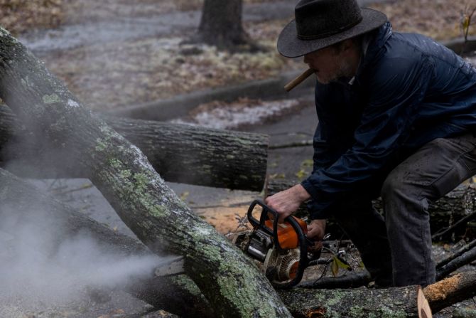 Graham Black trabaja para retirar un árbol caído de una calle en Memphis, Tennessee, el 3 de febrero.