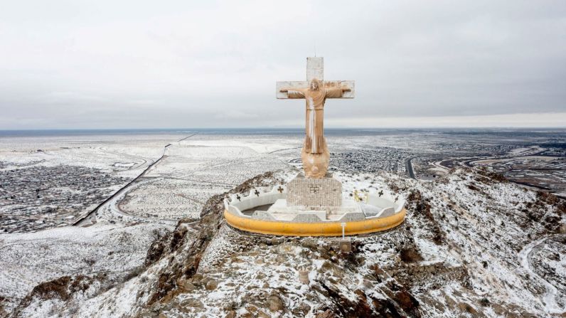 La nieve cubre una estatua de piedra caliza de Jesucristo en la cima del Monte Cristo Rey en Sunland Park, Nuevo México, el 3 de febrero.