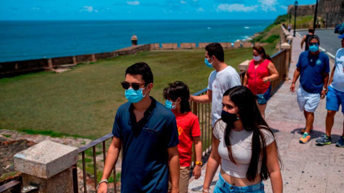 Turistas exploran el Viejo San Juan, Puerto Rico, en julio de 2020.Crédito: Ricardo Arduengo/AFP vía Getty Images