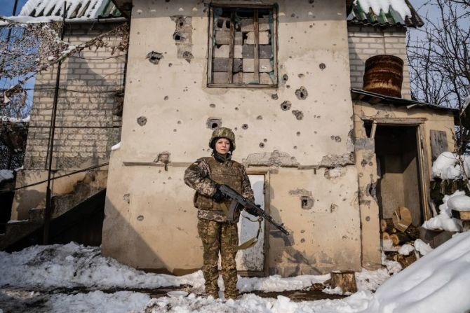 Anna Yvleva, una integrante del ejército ucraniano de 30 años, comanda un escuadrón de infantería de seis hombres. Está casada con un oficial del mismo batallón. Sus cuatro hijos están bajo el cuidado de su abuela mientras sus padres están desplegados en el frente. Yvleva le dijo al fotógrafo Timothy Fadek que era maestra antes de unirse al ejército hace cuatro años.