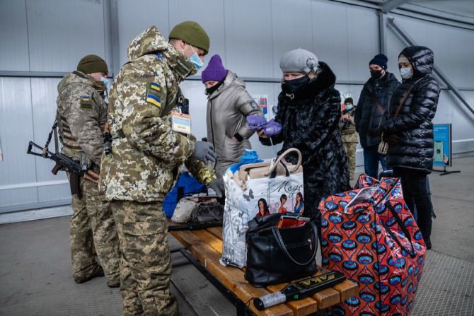 Los ucranianos que vienen del territorio controlado por los separatistas se detienen en el puesto de control de Novotroitskoye.